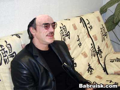 Боярский сбрил усы и снял шляпу.