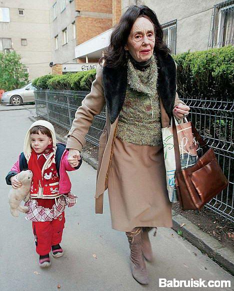 70-летняя мама и ее трехлетняя дочь 