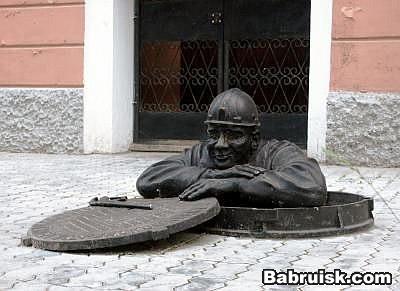 мужыг в люке