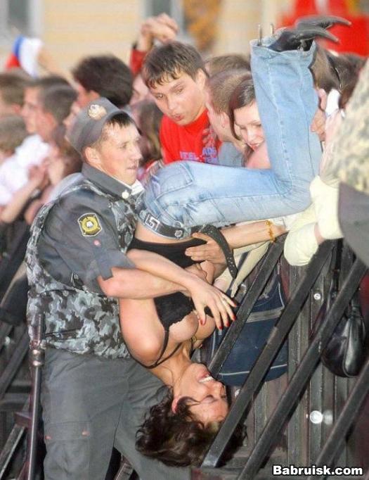 сиськи вывалились, ёпт О_О