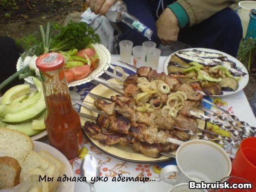 поляна с закуской и бухлом