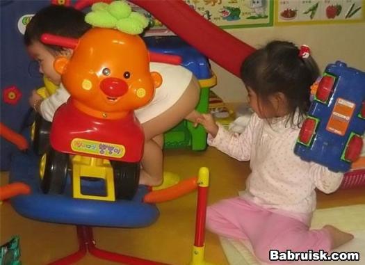 маленький мальчик с большим членом. Во рту...