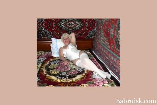 Женщина на фоне ковра