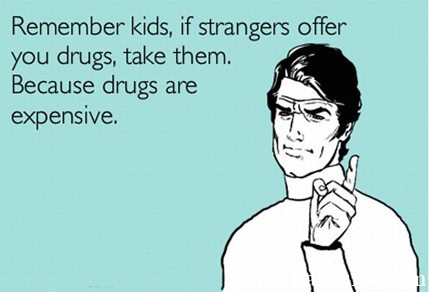 наркоман предлагает наркотики детям