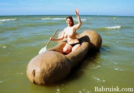 голая блядь в лодке-хуе