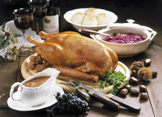 Gebratene Gans mit Maronenfüllung, Blaukraut & Knödeln