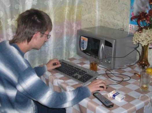 ботан втыкает в микроволновку