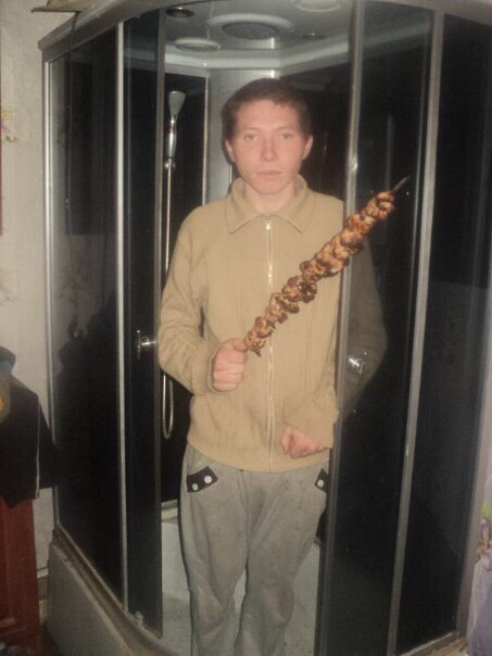 пидор с шашлыком в душевой кабине