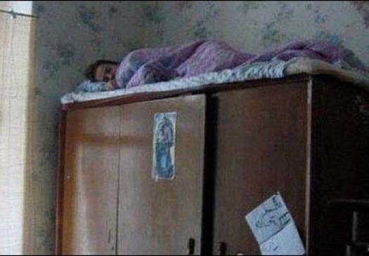 спать на шкафу