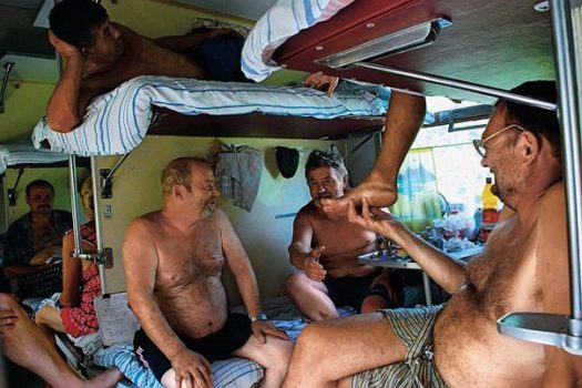 мужики в плацкарте чешут ноги