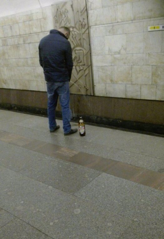 пидор ссыт в метро на колею